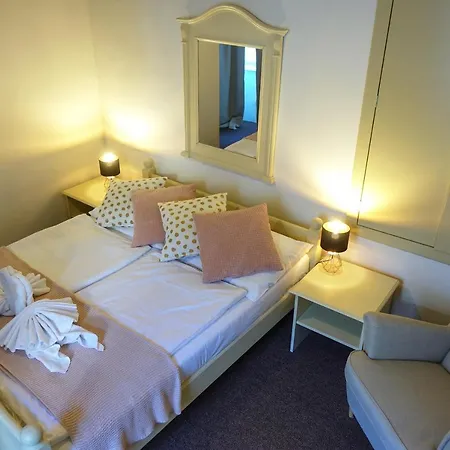 U Krize 3* Prague